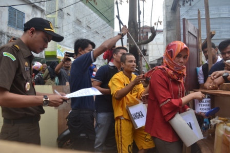 Dalam Rekonstruksi, Begini Cara Pelaku Mengikat Korban Hingga Membakar Kios